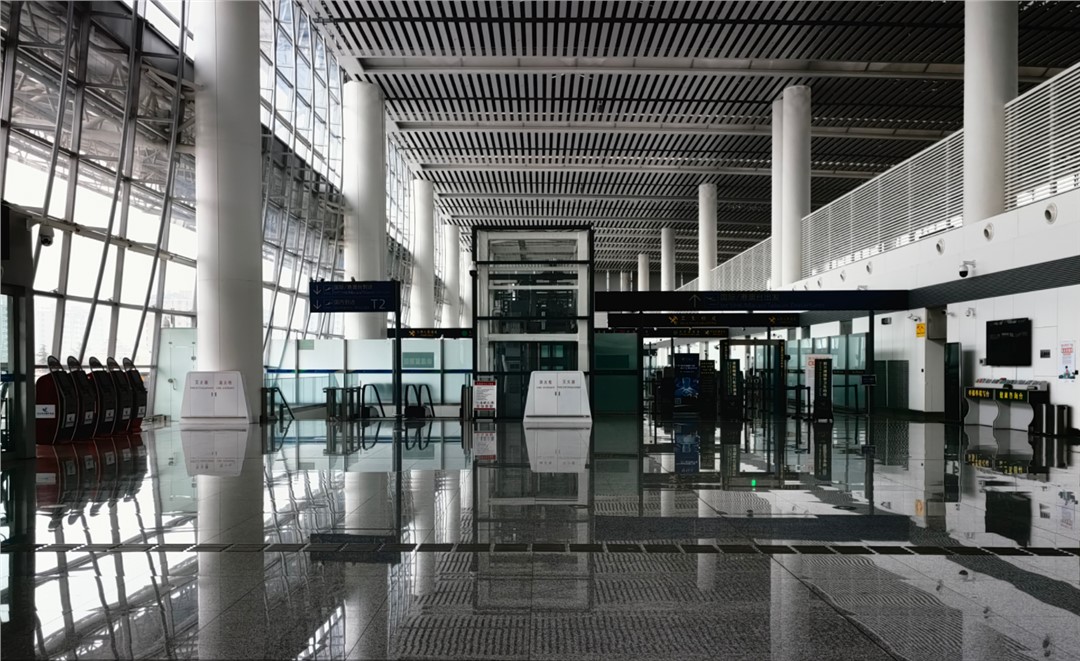 擊碎“候機(jī)廳混響陷阱”：世邦線陣列技術(shù)重塑機(jī)場語音清晰度