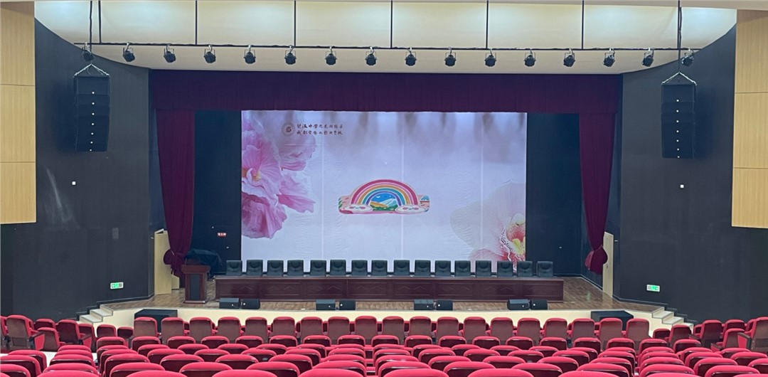 壁掛音箱 VS 天花喇叭：報告廳后場補聲方案全對比